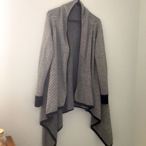 Black and White sweater shawl. XL